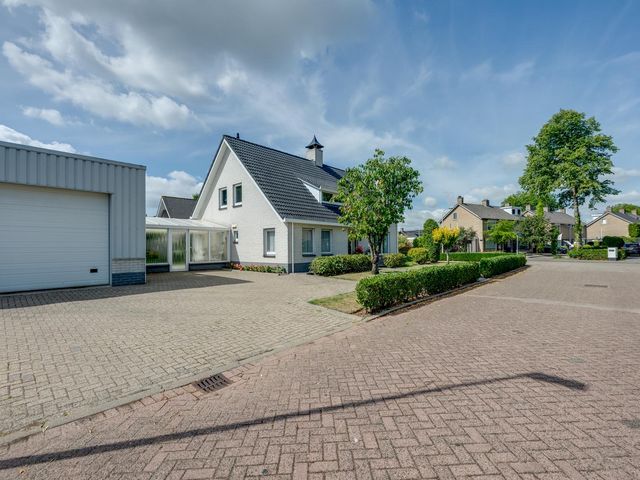 De Lange Meeten 2, Hoeven