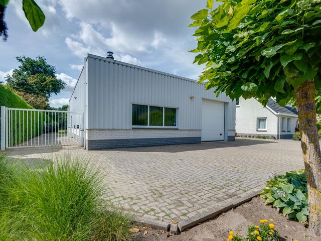De Lange Meeten 2, Hoeven