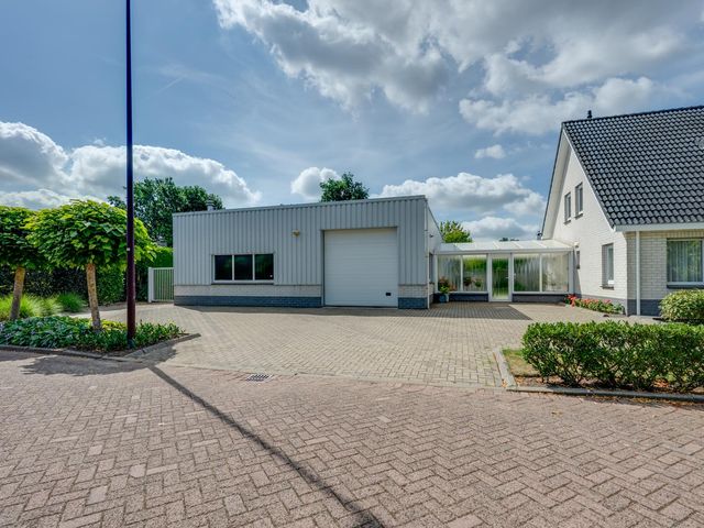 De Lange Meeten 2, Hoeven