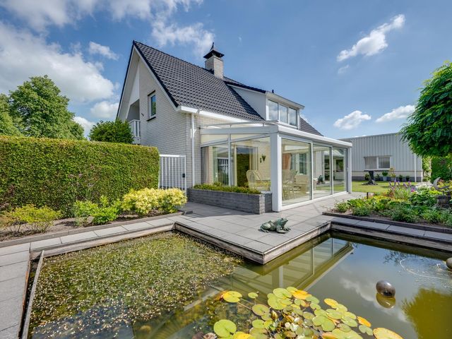 De Lange Meeten 2, Hoeven