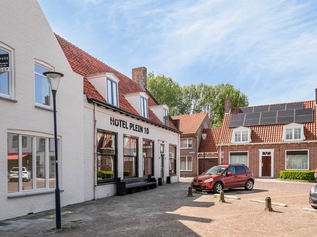 Dorpsplein 10, Zuidzande