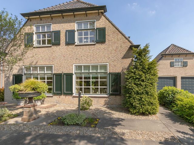 Noordeinde 175, Roelofarendsveen