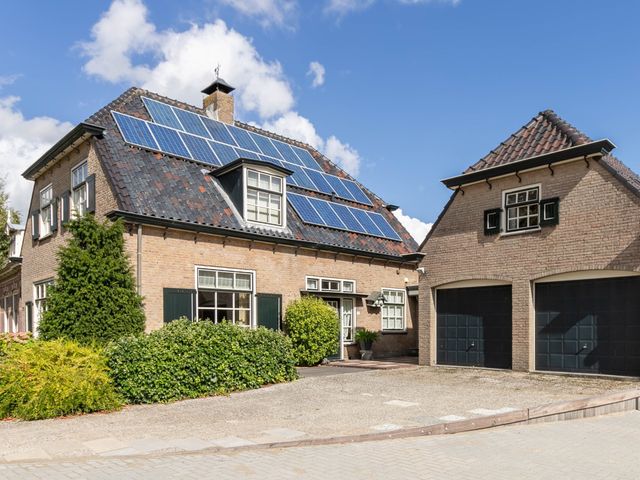 Noordeinde 175, Roelofarendsveen