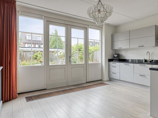 Van Overveststraat 8, Oud-Vossemeer