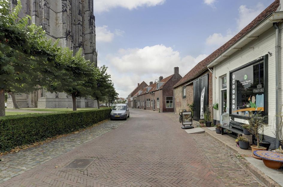 Kerkhof 28