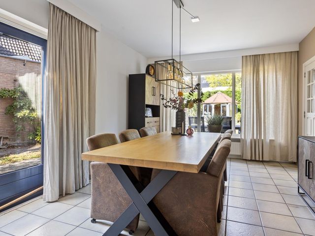 Robijndijk 104, Roosendaal