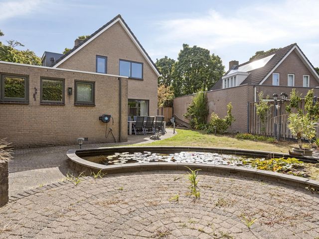 Robijndijk 104, Roosendaal