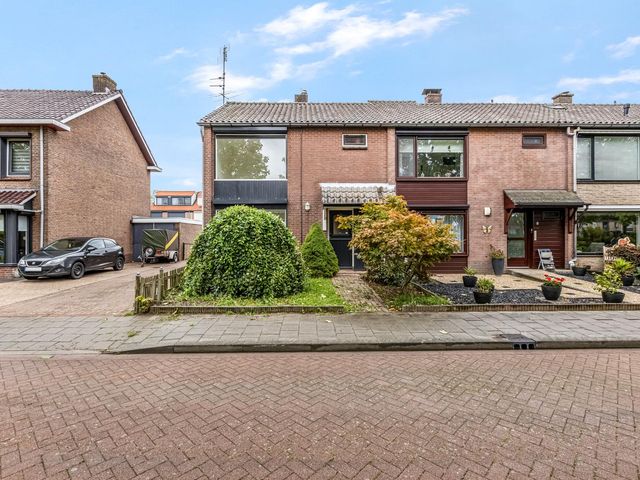 Van Hallstraat 10, Elst