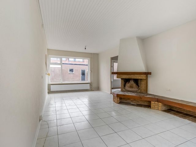 Van Hallstraat 10, Elst
