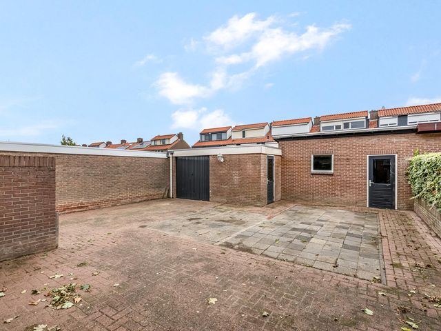 Van Hallstraat 10, Elst