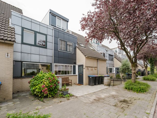 Haya van Someren-Downerpad 37, Spijkenisse