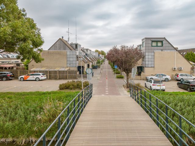 Haya van Someren-Downerpad 37, Spijkenisse