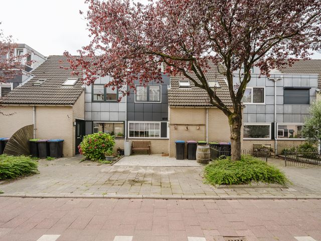 Haya van Someren-Downerpad 37, Spijkenisse