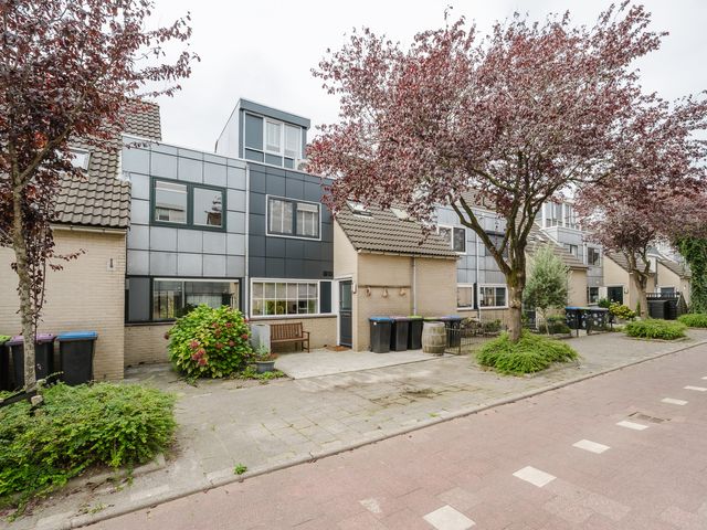 Haya van Someren-Downerpad 37, Spijkenisse