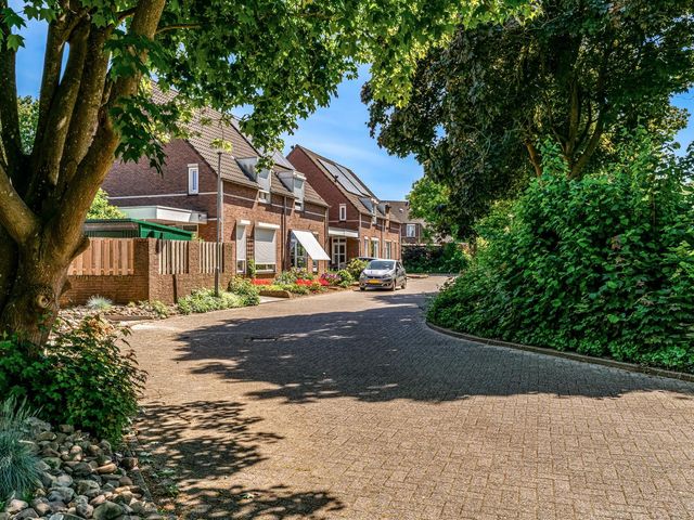 Losvloerstraat 15, Geleen