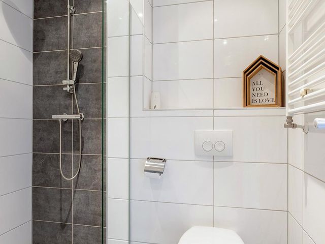Dorpsweg 102A, Rotterdam