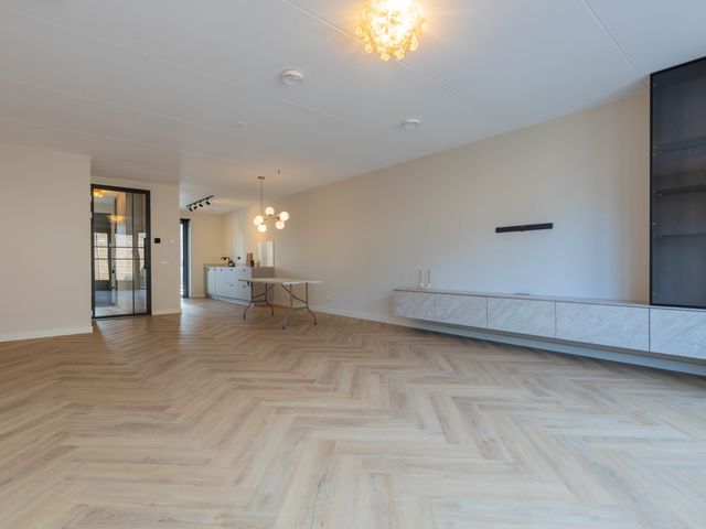 Glanswier 26, Roelofarendsveen