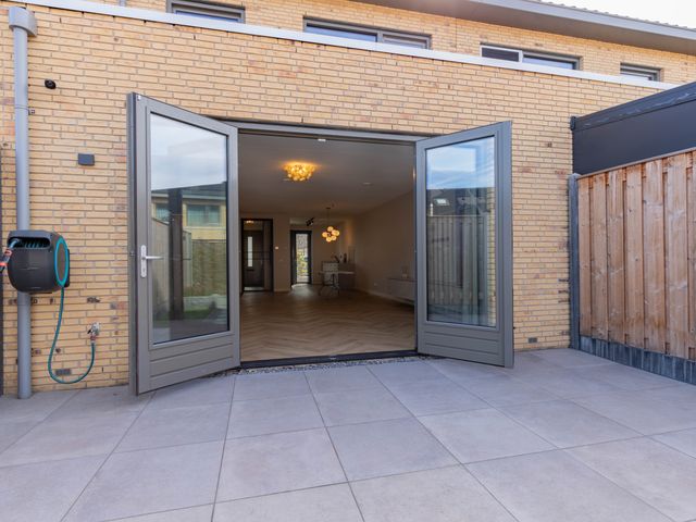 Glanswier 26, Roelofarendsveen