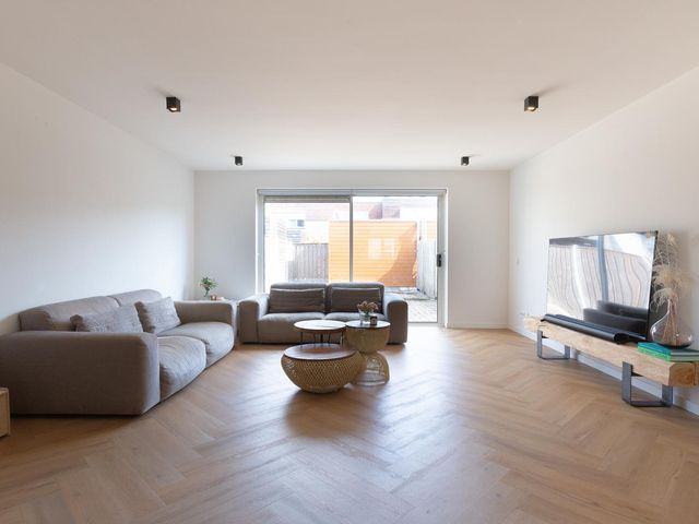 Corsicastraat 22, Almere