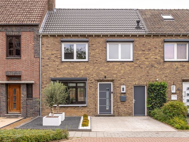 Raadhuisstraat 48, Urmond