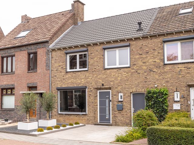 Raadhuisstraat 48, Urmond