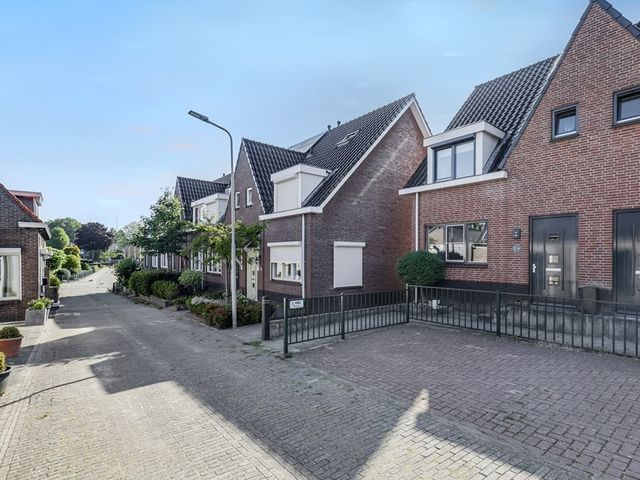 Schoolstraat 8, Strijen
