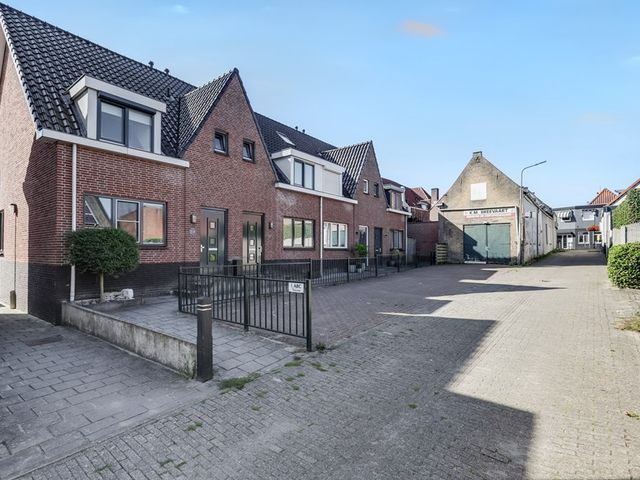 Schoolstraat 8, Strijen
