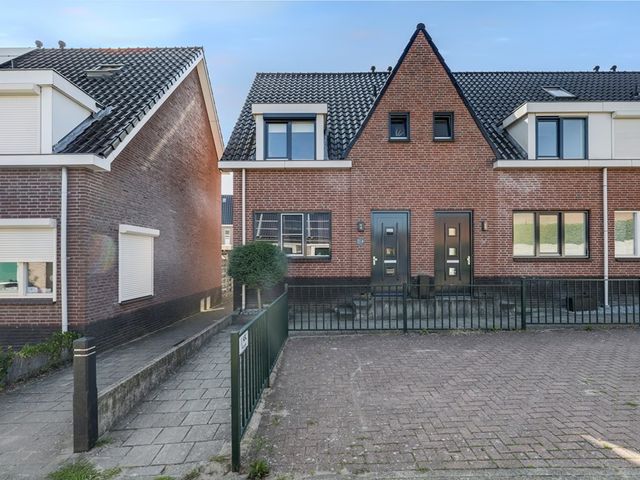 Schoolstraat 8, Strijen