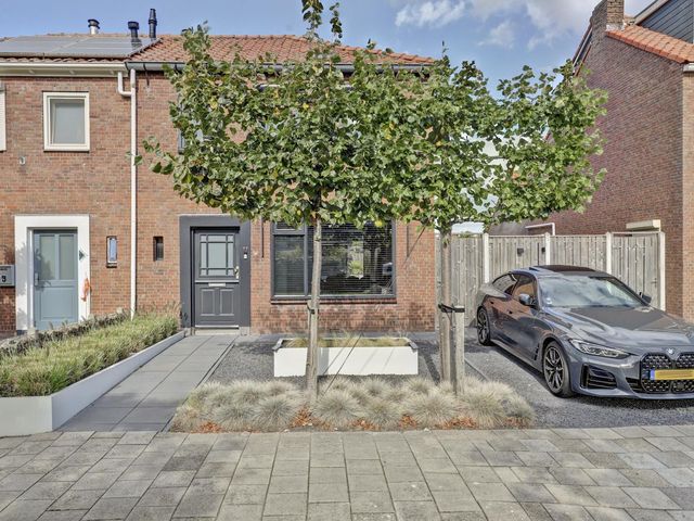 Ooststraat 11, Nieuwerkerk