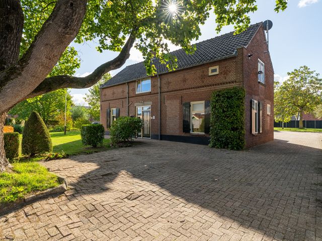 Oegemastraat 25, Genderen