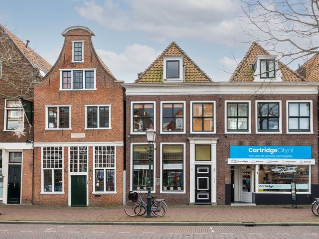 Breed 10, Hoorn