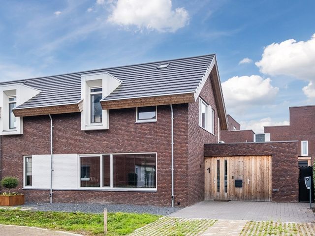 Hellebaard 1, Uden