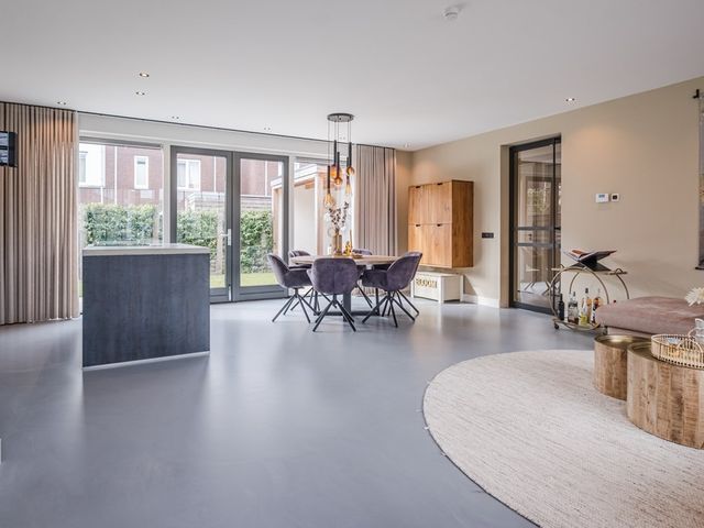 Hellebaard 1, Uden