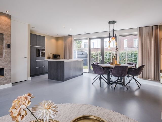 Hellebaard 1, Uden