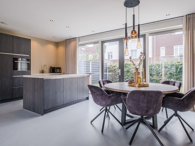 Hellebaard 1, Uden