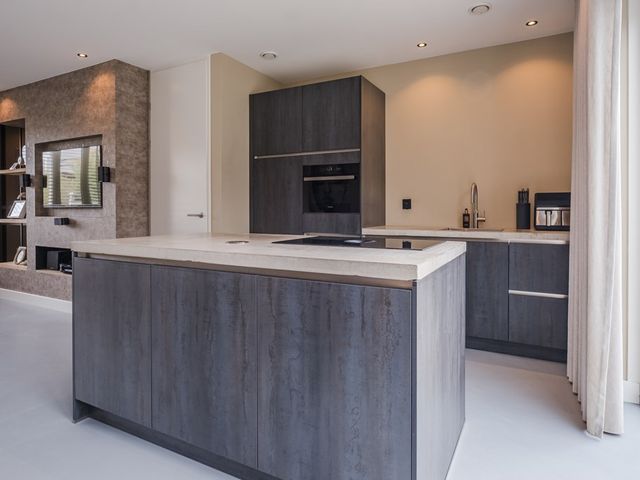 Hellebaard 1, Uden
