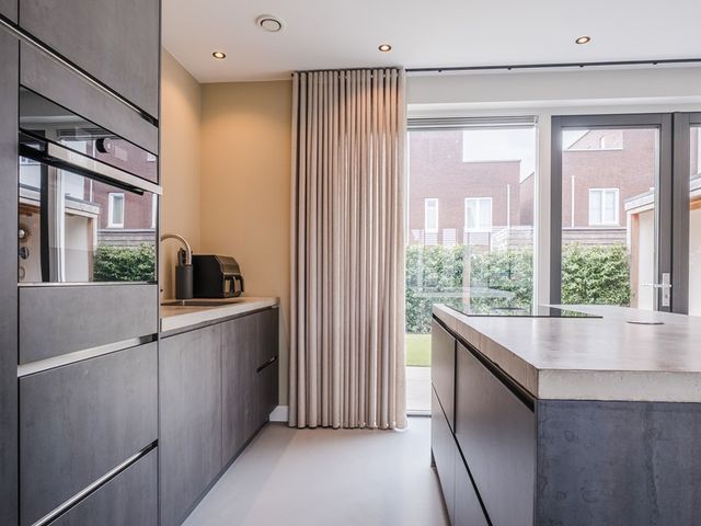 Hellebaard 1, Uden