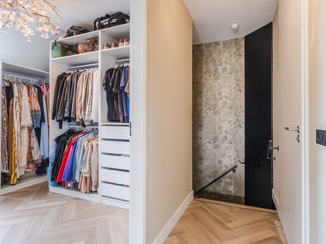 Hellebaard 1, Uden