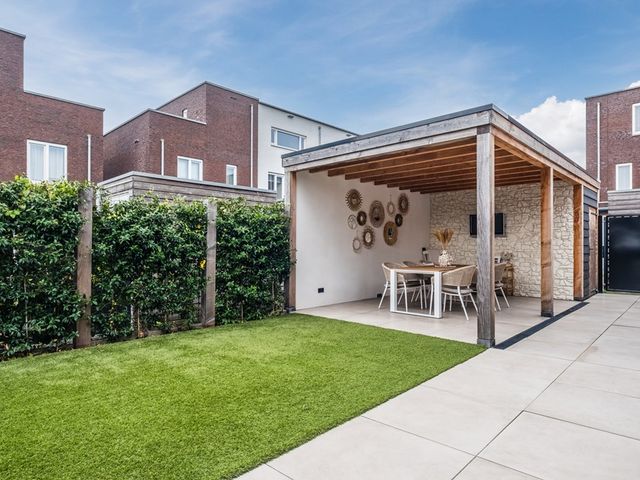 Hellebaard 1, Uden