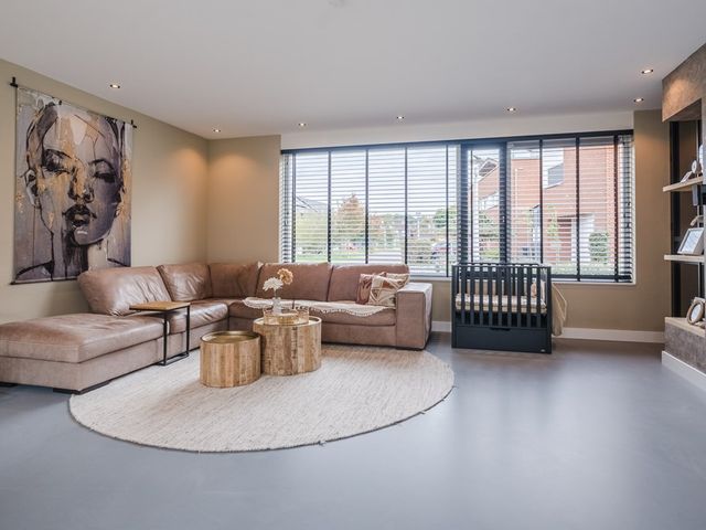 Hellebaard 1, Uden