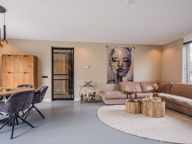 Hellebaard 1, Uden