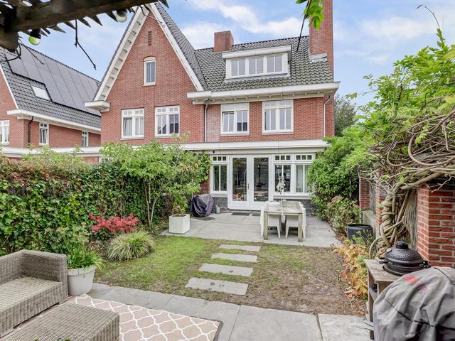 Coniferenhout 32, Barendrecht