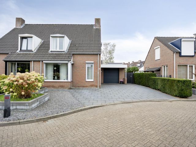 Hofstraat 8, Born