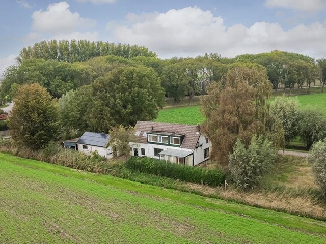Noord Kavelsedijk 4, Strijen