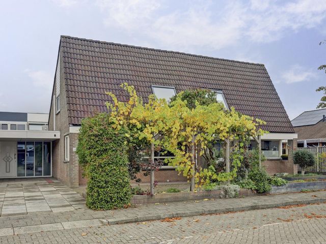 Dokter Schutterstraat 33, Oosterland
