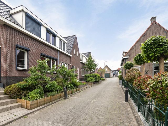Schoolstraat 12, Strijen