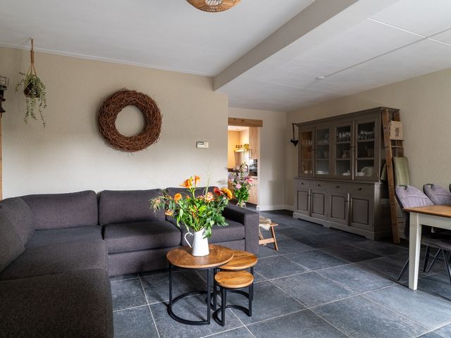 Kamille 27, Sprang-Capelle