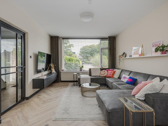 Jan van Brakelplantsoen 10, Voorschoten