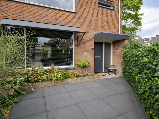 Jan van Brakelplantsoen 10, Voorschoten