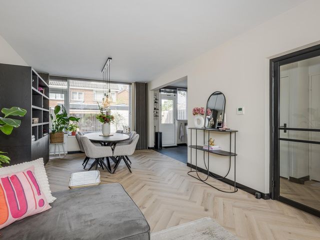 Jan van Brakelplantsoen 10, Voorschoten